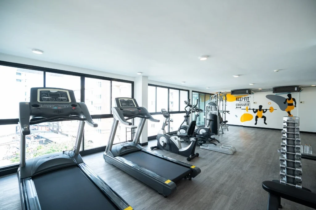 ห้องฟิตเนสโครงการ ชาโตว์อินทาวน์ปิ่นข วิวเมือง พร้อมเครื่องลู่วิ่งไฟฟ้า และอุปกรณ์ดัมเบลครบชุด